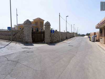 L�unico punto di accesso alla �baia� � rappresentato da via comunale San Giorgio. Per scovare il �pantano� bisogna costeggiare il �palazzo degli spiriti�, una villa degli anni 30 da poco ristrutturata...